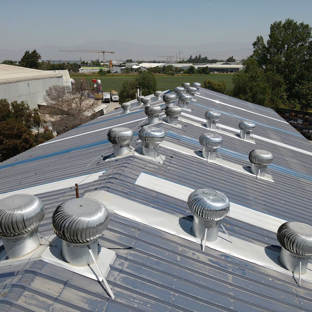 Extractores eólicos en hilera_